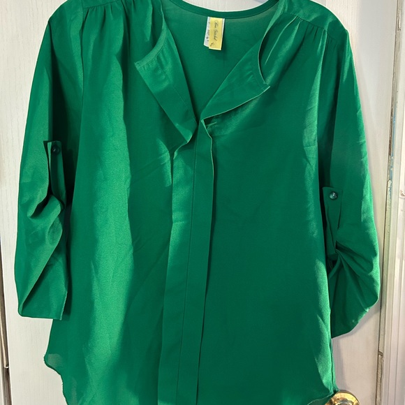 Lot of small blouses. - Picture 8 of 16